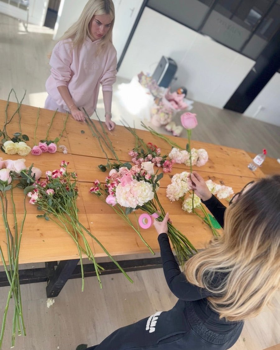 Two brides-to-be building their flowers at the table
