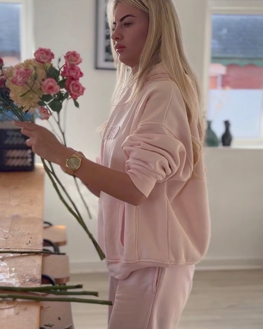 A bride-to-be choosing roses for her bouquet